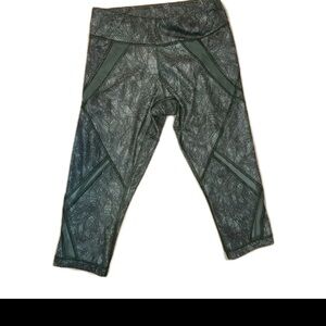 Lululemon Women's Luon Athletic Pants Pant Size 4 Crop Pants Green Floral